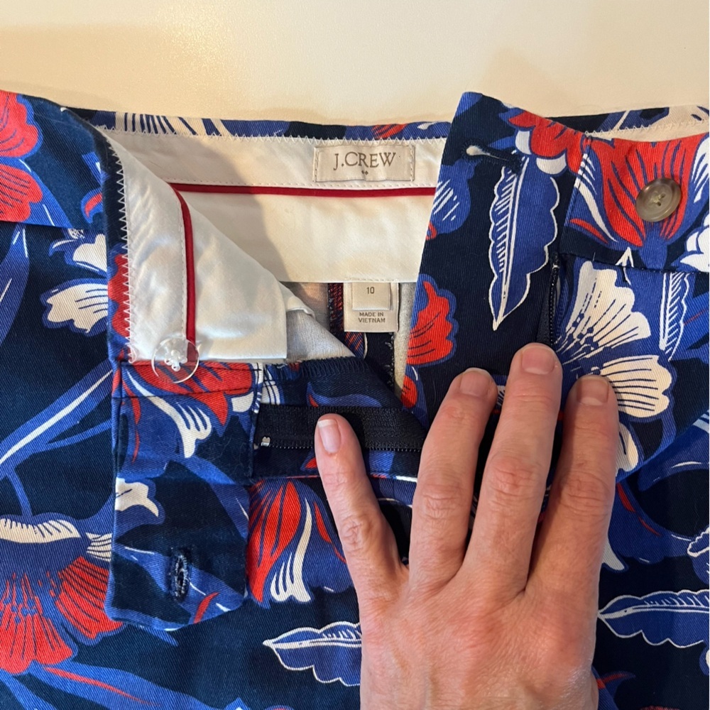 J Crew 3" printed short in navy blue red flowers NWOT Size 10 - Picture 3 of 9